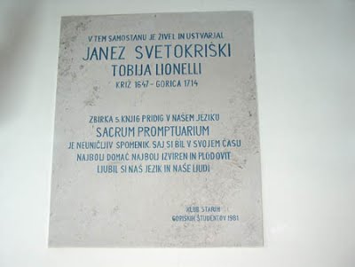 Spominska plošča Janezu Svetokriškemu pred vhodom v kapucinski samostan Vipavski Križ, vir: https://sites.google.com/site/vipavskikriz/_/rsrc/1260395858312/janez-svetokriski/tabla.jpg?height=301&width=400