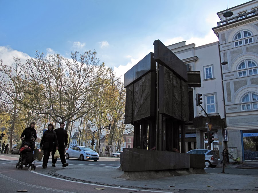 Spomenik partizanskim generalom in Francu Rozmanu Stanetu, vogal Šubičeve in Slovenske ceste, Ljubljana, 1975, z arhitektom Vladimirjem Bracom Mušičem, vir: http://3.bp.blogspot.com/-zuPZZDi-pP4/UxgNZBd8OzI/AAAAAAAAO6A/NY-k1YcQZGM/s1600/Ljubljana+-+Spomenik+Francu+Rozmanu-Stanetu+1.jpg