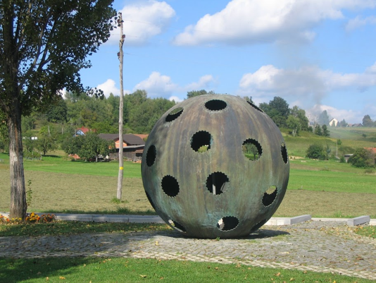 Spomenik pristanku prvega stratosferskega balona, Ženavlje, 1997, vir: https://www.gornji-petrovci.si/wp-content/uploads/2016/07/SpomenikvZenavljah.jpg