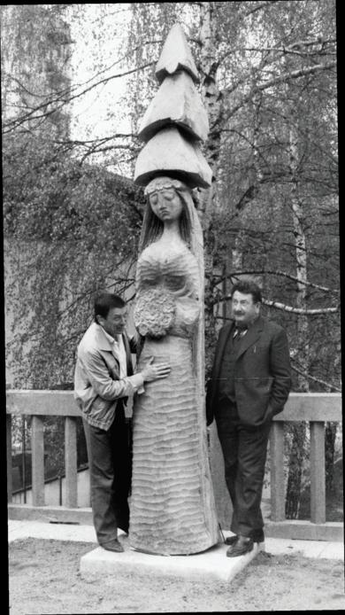 Vladimir Gašparac in Stane Jarm ob Gozdni nevesti, 1984 (foto: Arhiv Pokrajinskega muzeja Kočevje), vir: https://www.delo.si/images/slike/2019/01/31/449889.jpg