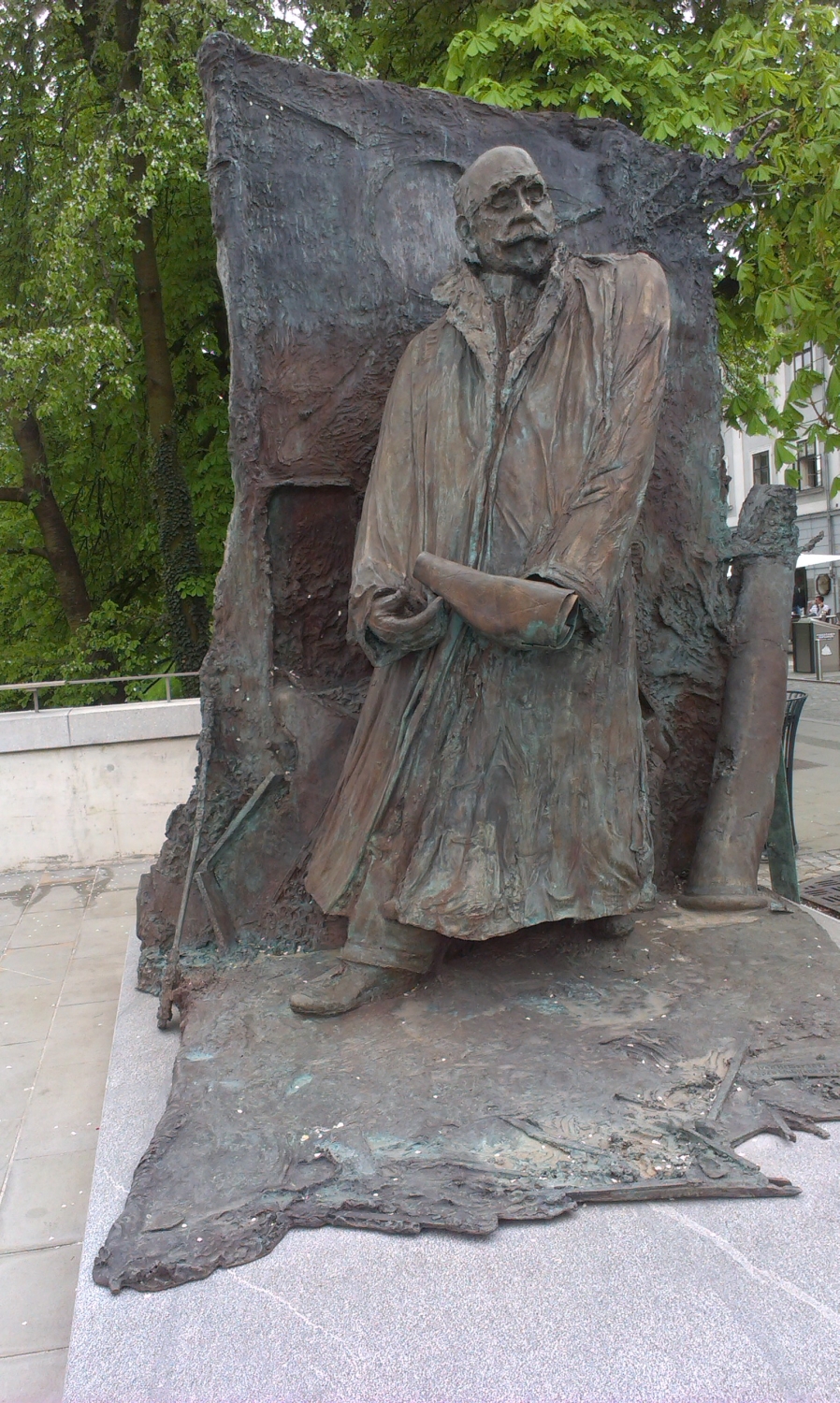 Spomenik županu Ivanu Hribarju, Breg v Ljubljani, 2010, vir: https://zgodovinanadlani.si/wp-content/uploads/2015/04/spomenik_ivan_hribar_mirsad_begi%c4%87.jpg